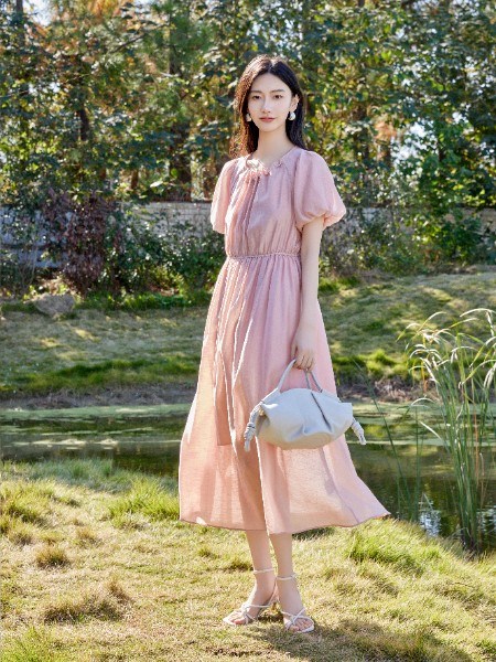 婕依妮 裙摆翩跹间 解锁夏日自在轻盈