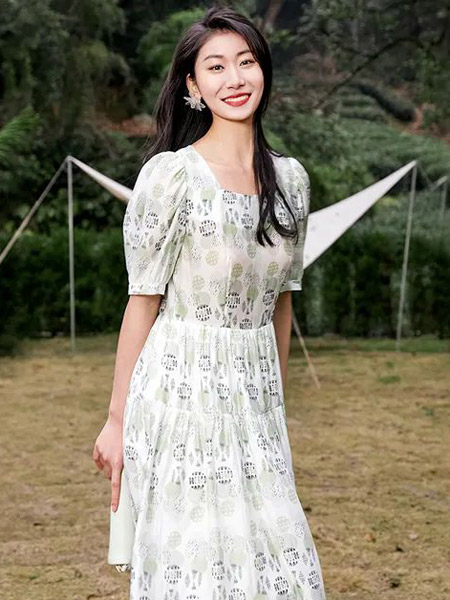 华丹尼威廉希尔中文官网
威廉希尔中文网
2022夏季绿色韩版淑女快时尚休闲森系小清新女神名媛收腰连衣裙
